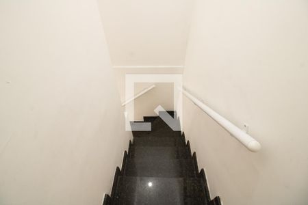 Casa de condomínio para alugar com 110m², 2 quartos e 1 vaga Casa de condomínio para alugar com 110m², 2 quartos e 1 vagaEscada