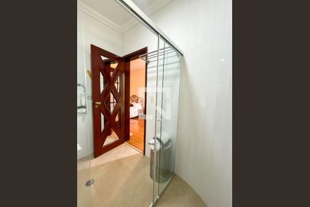 Casa para alugar com 303m², 4 quartos e 5 vagas Casa para alugar com 303m², 4 quartos e 5 vagasBanheiro da Suíte 1