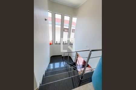 Escadas de casa para alugar com 4 quartos, 303m² em Chácara Inglesa, São Paulo