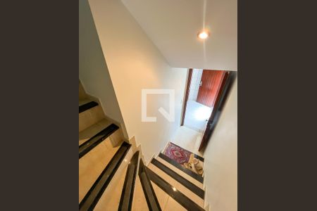 Casa para alugar com 303m², 4 quartos e 5 vagas Casa para alugar com 303m², 4 quartos e 5 vagasEscadas