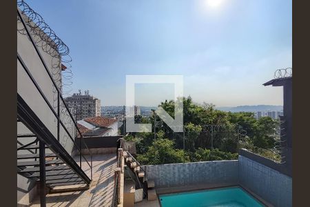 Casa de condomínio à venda com 150m², 4 quartos e 2 vagasVista