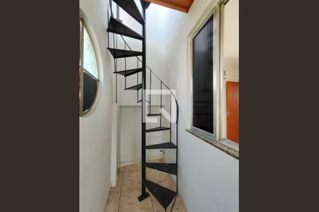 Casa de condomínio à venda com 150m², 4 quartos e 2 vagasEscada