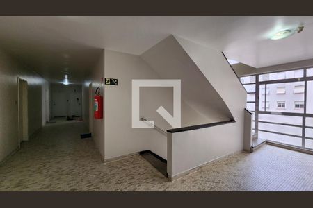 Escada de apartamento para alugar com 1 quarto, 25m² em Boqueirão, Santos