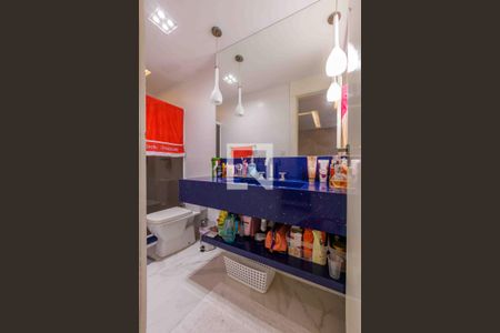 Apartamento à venda com 261m², 3 quartos e 3 vagas Apartamento à venda com 261m², 3 quartos e 3 vagasBanheiro da Suíte 2