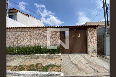 Casa à venda com 250m², 3 quartos e 3 vagas Casa à venda com 250m², 3 quartos e 3 vagasFachada