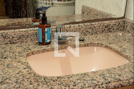 Casa à venda com 250m², 4 quartos e 3 vagasBanheiro da Suíte 2