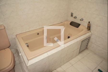 Casa à venda com 250m², 4 quartos e 3 vagasBanheiro da Suíte 2