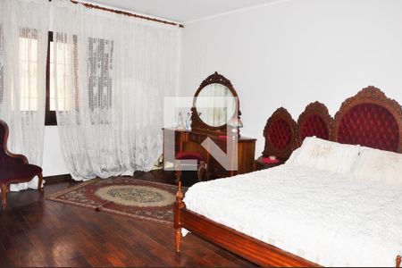 Casa à venda com 570m², 4 quartos e 6 vagasDetalhe - Quartos 01 com Suíte