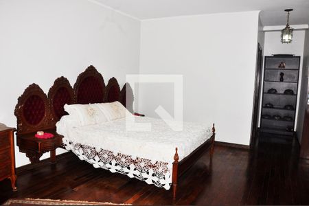 Casa à venda com 570m², 4 quartos e 6 vagasDetalhe - Quartos 01 com Suíte