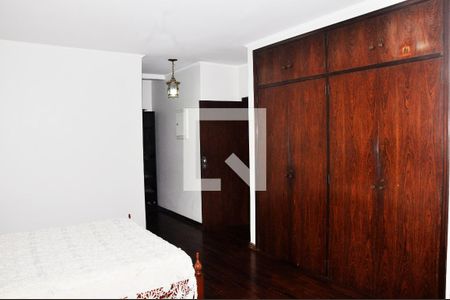 Casa à venda com 570m², 4 quartos e 6 vagasDetalhe - Quartos 01 com Suíte