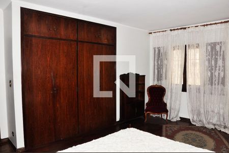 Casa à venda com 570m², 4 quartos e 6 vagasDetalhe - Quartos 01 com Suíte