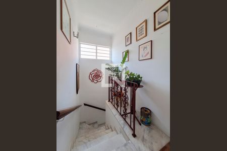 Casa à venda com 400m², 3 quartos e 2 vagasHall escadas