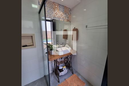 Casa de condomínio à venda com 376m², 3 quartos e 6 vagasBanheiro externo