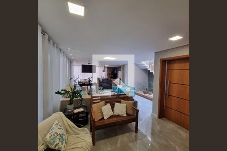 Casa de condomínio à venda com 376m², 3 quartos e 6 vagasSala