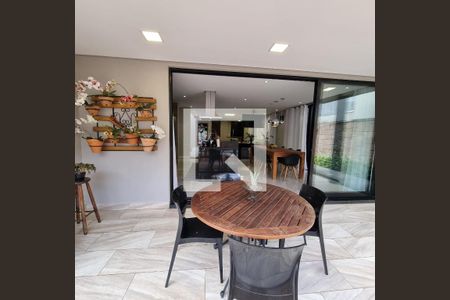 Casa de condomínio à venda com 376m², 3 quartos e 6 vagasÁrea Externa