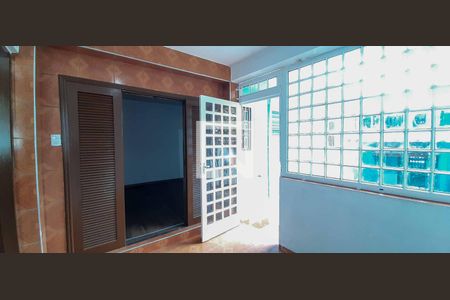 Hall de entrada de casa para alugar com 2 quartos, 214m² em Umuarama, Osasco