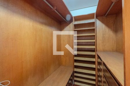 Apartamento à venda com 400m², 3 quartos e 2 vagas Apartamento à venda com 400m², 3 quartos e 2 vagasCloset Quarto 3 - Suíte