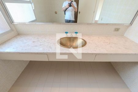 Apartamento à venda com 400m², 3 quartos e 2 vagas Apartamento à venda com 400m², 3 quartos e 2 vagasBanheiro Quarto 1 - Suíte