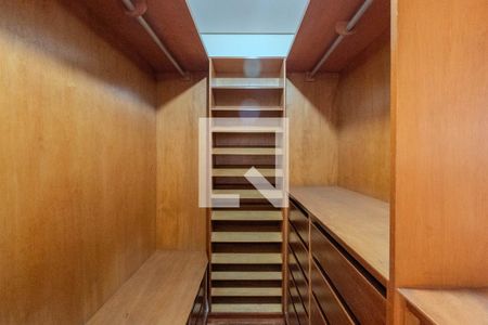 Apartamento à venda com 400m², 3 quartos e 2 vagas Apartamento à venda com 400m², 3 quartos e 2 vagasCloset Quarto 3 - Suíte