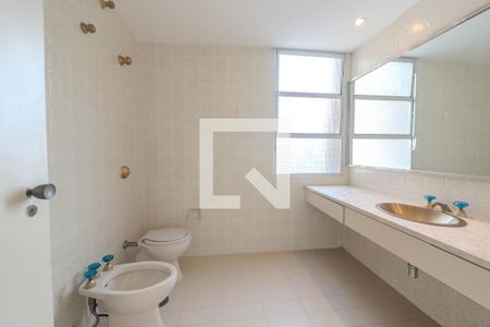 Apartamento à venda com 400m², 3 quartos e 2 vagas Apartamento à venda com 400m², 3 quartos e 2 vagasBanheiro Quarto 1 - Suíte