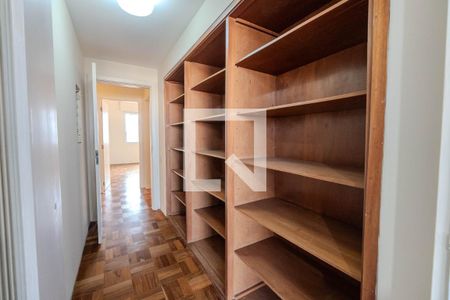 Apartamento à venda com 400m², 3 quartos e 2 vagas Apartamento à venda com 400m², 3 quartos e 2 vagasRoupeiro