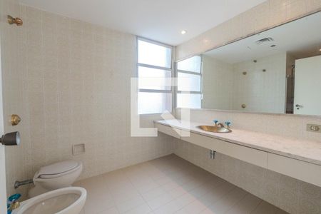 Apartamento à venda com 400m², 3 quartos e 2 vagas Apartamento à venda com 400m², 3 quartos e 2 vagasBanheiro Quarto 1 - Suíte