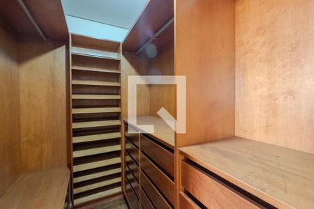 Apartamento à venda com 400m², 3 quartos e 2 vagas Apartamento à venda com 400m², 3 quartos e 2 vagasCloset Quarto 3 - Suíte