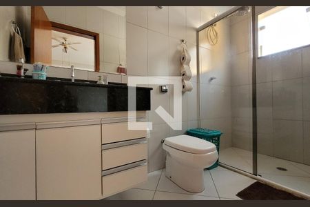 Casa à venda com 300m², 4 quartos e 5 vagasBanheiro da suíte