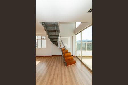 Apartamento para alugar com 157m², 1 quarto e 2 vagas Apartamento para alugar com 157m², 1 quarto e 2 vagasEscada