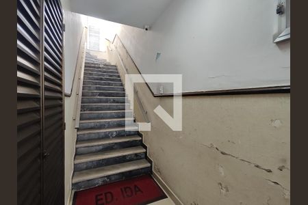 Apartamento à venda com 60m², 2 quartos e sem vagaEscada