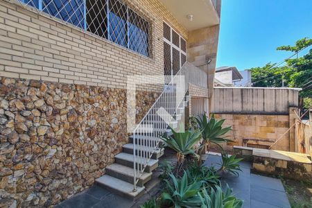 Casa à venda com 540m², 3 quartos e 4 vagas Casa à venda com 540m², 3 quartos e 4 vagasEscada