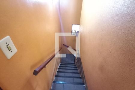 Casa à venda com 250m², 4 quartos e 2 vagas Casa à venda com 250m², 4 quartos e 2 vagasEscada