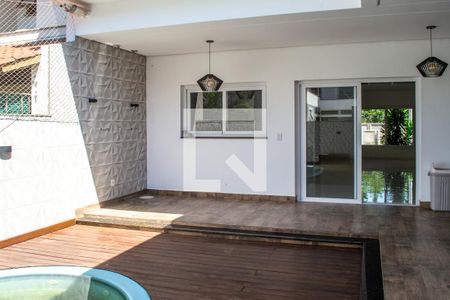 Casa de condomínio à venda com 240m², 4 quartos e 2 vagas Casa de condomínio à venda com 240m², 4 quartos e 2 vagasQuintal