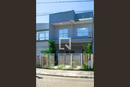 Casa de condomínio à venda com 240m², 4 quartos e 2 vagas Casa de condomínio à venda com 240m², 4 quartos e 2 vagasFachada