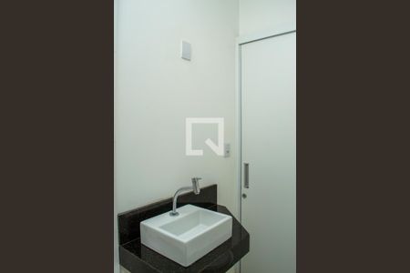 Casa de condomínio à venda com 240m², 4 quartos e 2 vagas Casa de condomínio à venda com 240m², 4 quartos e 2 vagasBanheiro suite 2
