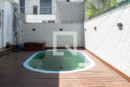 Casa de condomínio à venda com 240m², 4 quartos e 2 vagas Casa de condomínio à venda com 240m², 4 quartos e 2 vagasPiscina