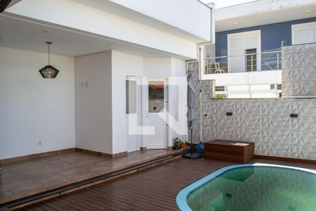 Casa de condomínio à venda com 240m², 4 quartos e 2 vagas Casa de condomínio à venda com 240m², 4 quartos e 2 vagasQuintal