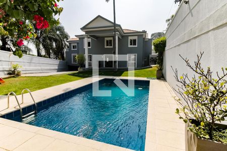 Casa à venda com 450m², 6 quartos e 8 vagas Casa à venda com 450m², 6 quartos e 8 vagasPiscina