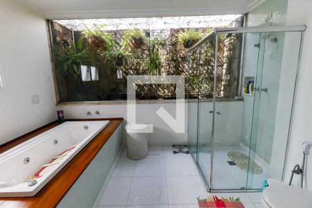 Casa à venda com 450m², 6 quartos e 8 vagas Casa à venda com 450m², 6 quartos e 8 vagasBanheiro da Suíte 2