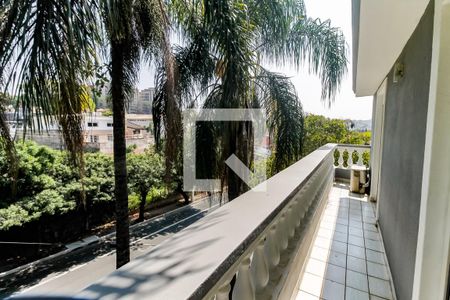 Casa à venda com 450m², 6 quartos e 8 vagas Casa à venda com 450m², 6 quartos e 8 vagasVaranda