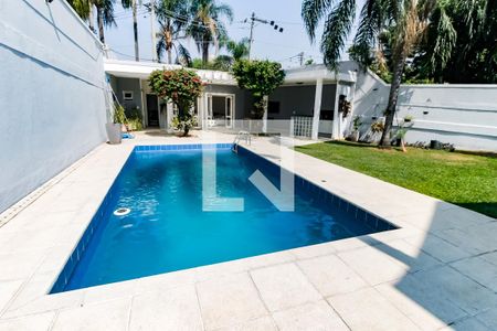 Casa à venda com 450m², 6 quartos e 8 vagas Casa à venda com 450m², 6 quartos e 8 vagasPiscina