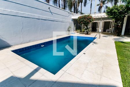 Casa à venda com 450m², 6 quartos e 8 vagas Casa à venda com 450m², 6 quartos e 8 vagasPiscina