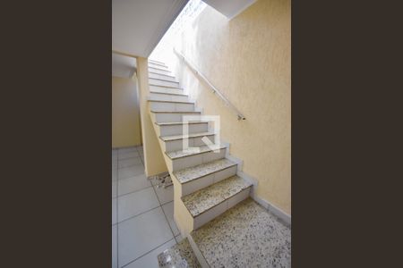 Casa de condomínio para alugar com 320m², 4 quartos e sem vagaEscada