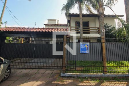 Casa para alugar com 320m², 4 quartos e 4 vagas Casa para alugar com 320m², 4 quartos e 4 vagasFachada