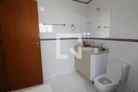 Casa à venda com 244m², 3 quartos e 4 vagasQuarto 2 - Banheiro