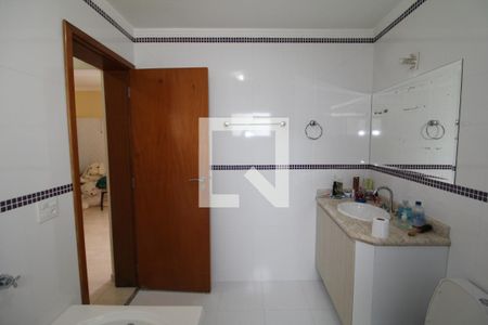 Casa à venda com 244m², 3 quartos e 4 vagasQuarto 2 - Banheiro