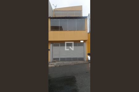 Casa para alugar com 250m², 3 quartos e 4 vagas Casa para alugar com 250m², 3 quartos e 4 vagasFachada