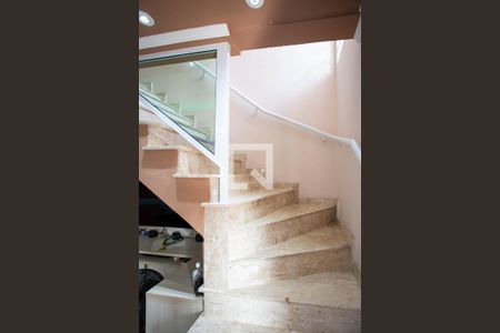 Casa à venda com 773m², 6 quartos e 2 vagas Casa à venda com 773m², 6 quartos e 2 vagasEscada