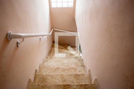 Casa à venda com 773m², 6 quartos e 2 vagas Casa à venda com 773m², 6 quartos e 2 vagasEscada