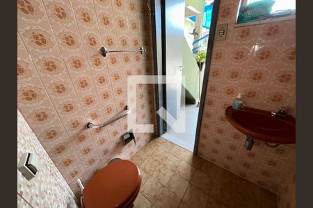 Casa à venda com 373m², 3 quartos e 3 vagasBanheiro da área de serviço